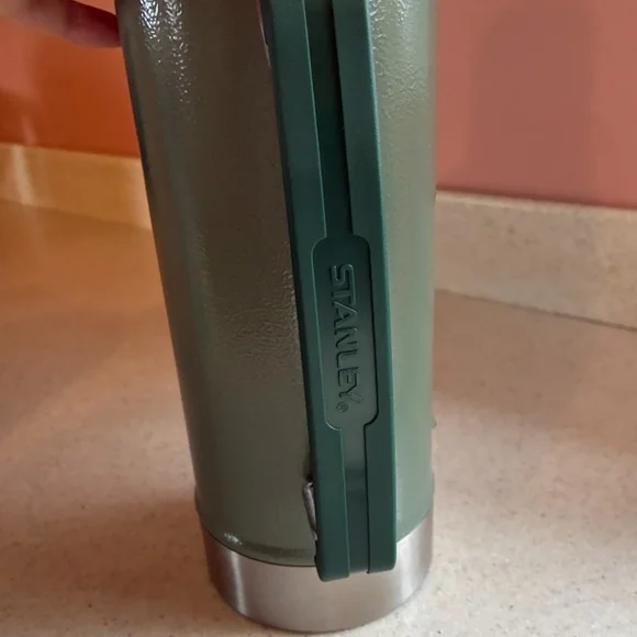 Stanley Classic Legendary Vacuum Bottle - Picture 3 of 4